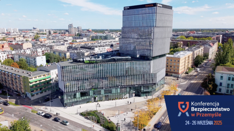 Ujęcie dronowe wieżowca we Wrocławiu