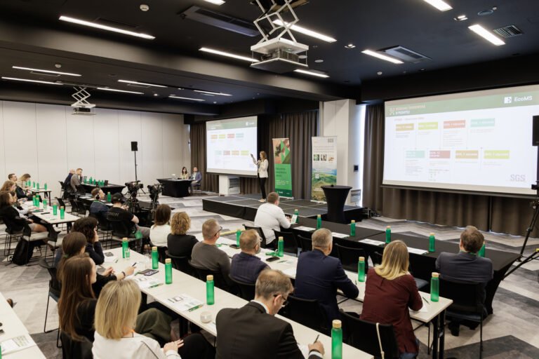 Fotograf na konferencję WrocławProfesjonalna fotorelacja z konferencji biznesowej EcoMS Consulting we Wrocławiu – prelegent podczas wystąpienia na evencie EcoMS Consulting